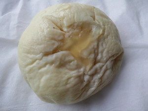 ローソン国産米粉のチーズはちみつのぱん2.jpg