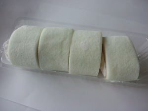 ローソン国産米粉のロールケーキミルク2.jpg